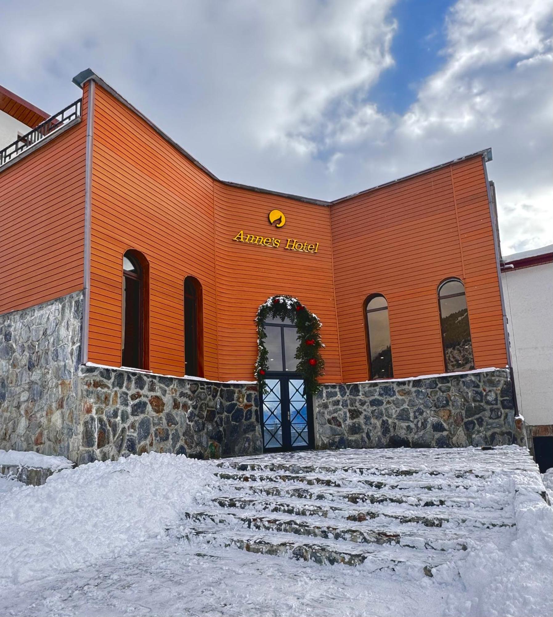 Anne'S Hotel In Mestia Esterno foto